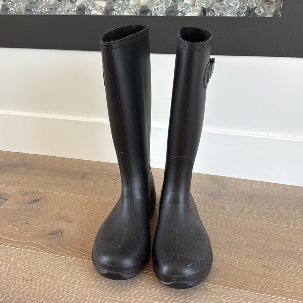 Kamik black rubber rain boots. Size 9 (runs small). Excellent condition. - Picture 2 of 6